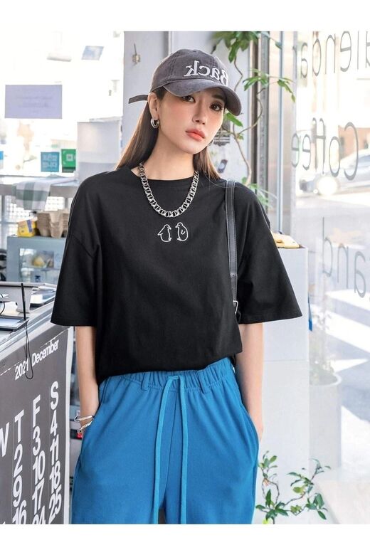 Kadın Siyah Penguen Baskılı Oversize T-shirt