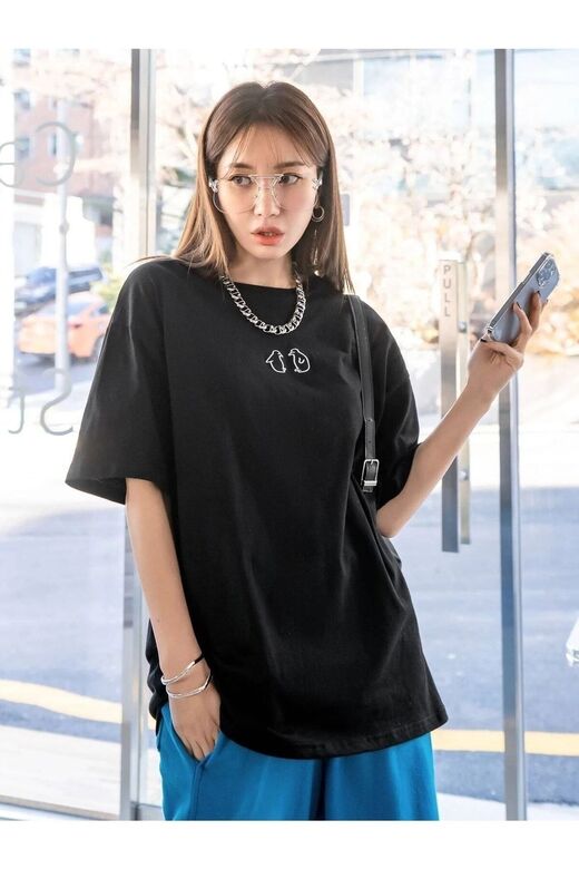 Kadın Siyah Penguen Baskılı Oversize T-shirt