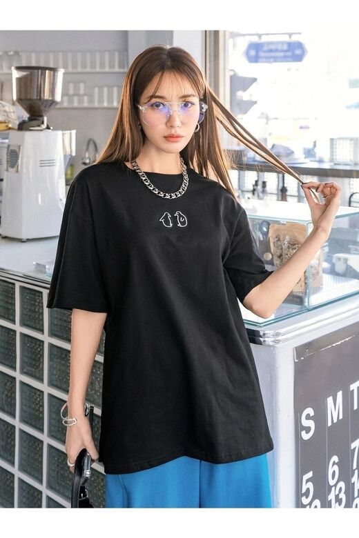 Kadın Siyah Penguen Baskılı Oversize T-shirt
