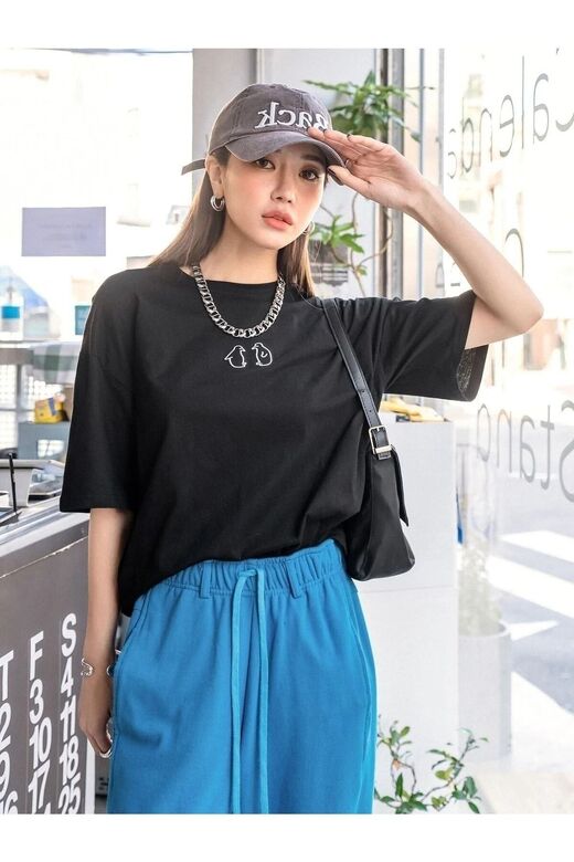 Kadın Siyah Penguen Baskılı Oversize T-shirt
