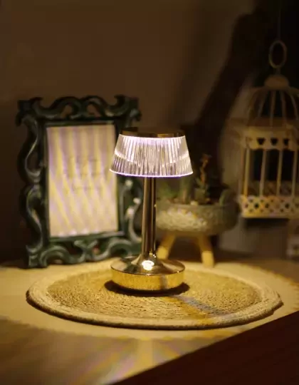 3 Işık Renkli Şarjlı Masa Lambası Dim Edilebilir Gold Metal Görünümlü Gece Lambası