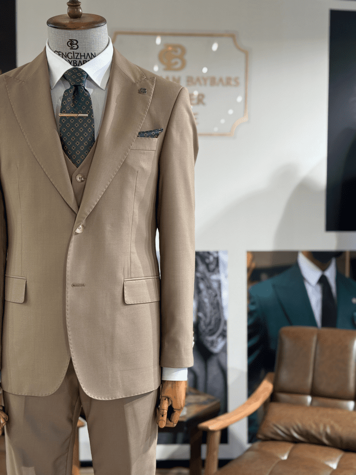 KLASİK SİVRİ YAKA YLEKLİ TAKIM ELBİSE