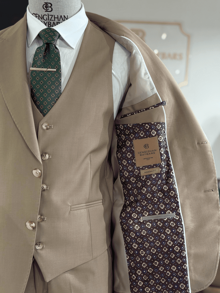 KLASİK SİVRİ YAKA YLEKLİ TAKIM ELBİSE