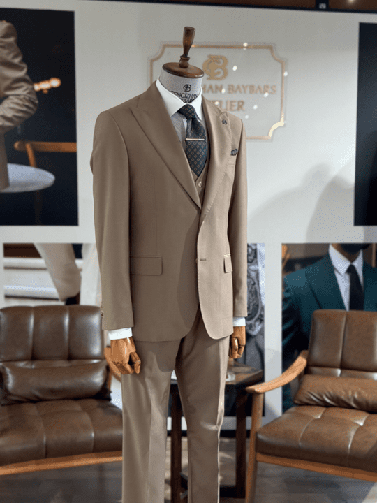 KLASİK SİVRİ YAKA YLEKLİ TAKIM ELBİSE