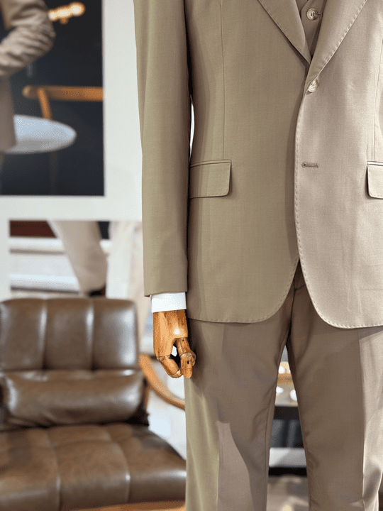 KLASİK SİVRİ YAKA YLEKLİ TAKIM ELBİSE