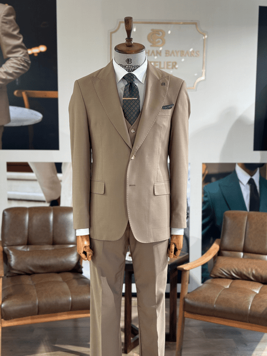 KLASİK SİVRİ YAKA YLEKLİ TAKIM ELBİSE