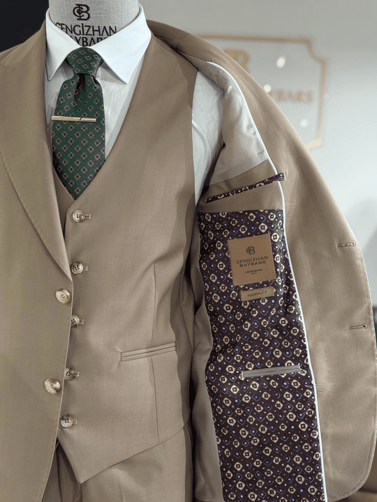 KLASİK SİVRİ YAKA YLEKLİ TAKIM ELBİSE