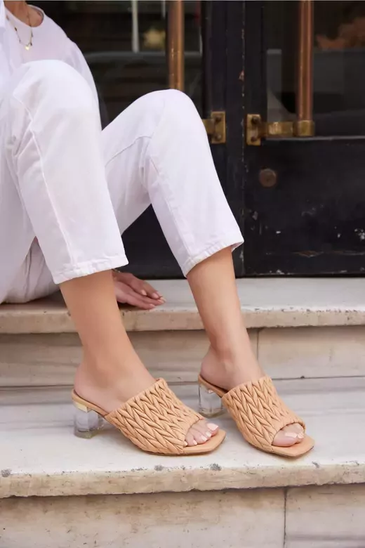 Kadın Koyu Krem Hakiki Deri Topuk Detaylı Terlik