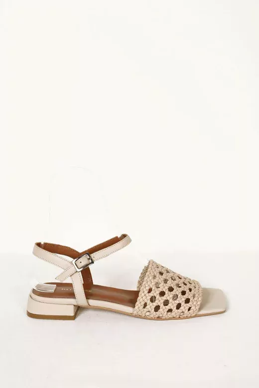 Kadın Bej Alçak Topuklu Örgülü Sandalet