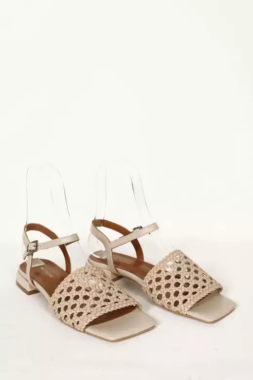 Kadın Bej Alçak Topuklu Örgülü Sandalet