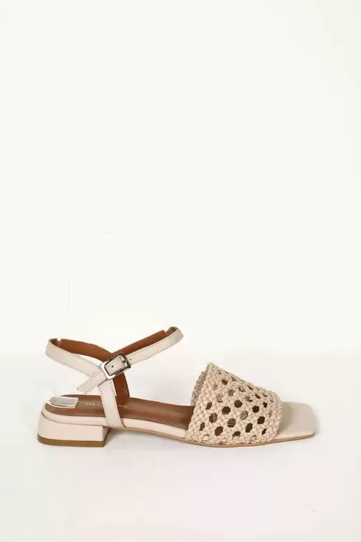 Kadın Bej Alçak Topuklu Örgülü Sandalet