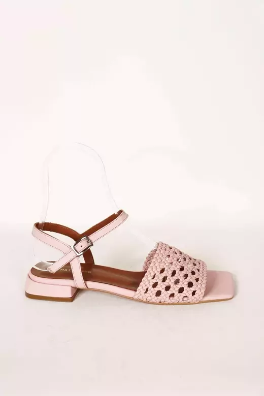 Kadın Bej Alçak Topuklu Örgülü Sandalet