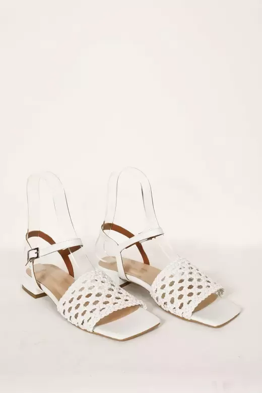 Kadın Bej Alçak Topuklu Örgülü Sandalet