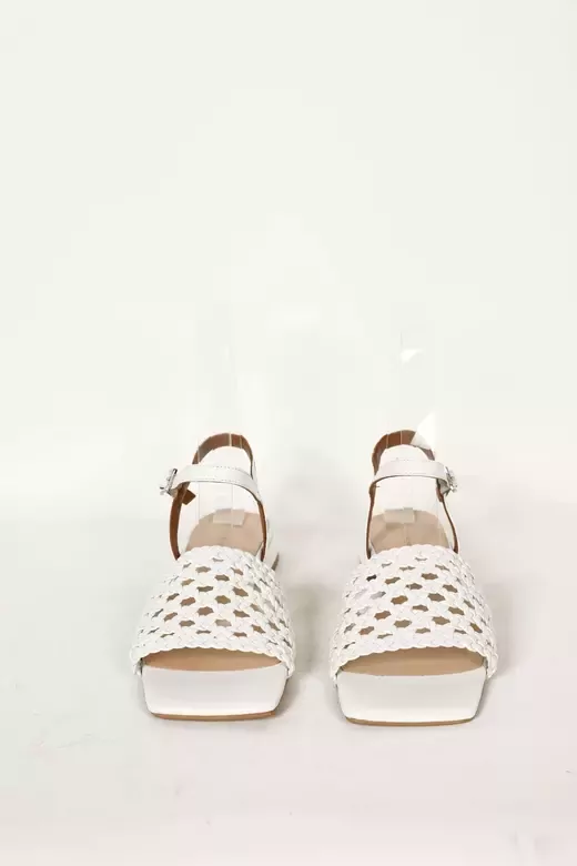 Kadın Bej Alçak Topuklu Örgülü Sandalet