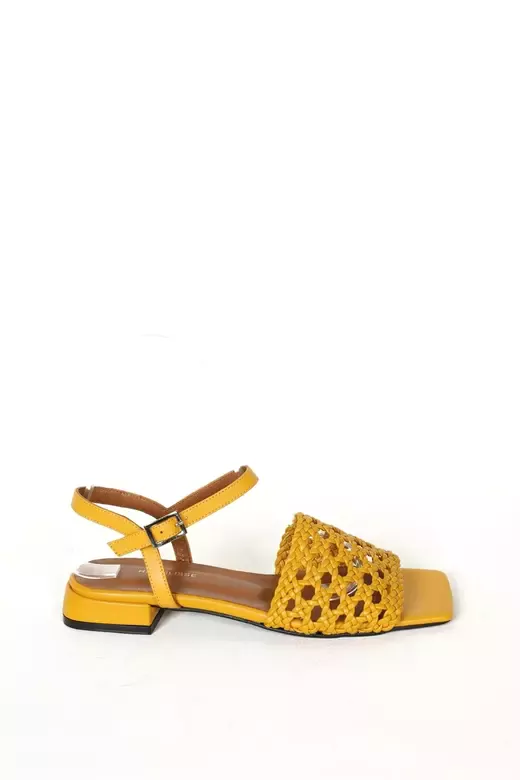 Kadın Bej Alçak Topuklu Örgülü Sandalet