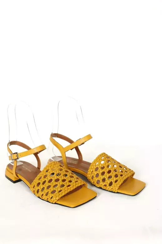 Kadın Bej Alçak Topuklu Örgülü Sandalet