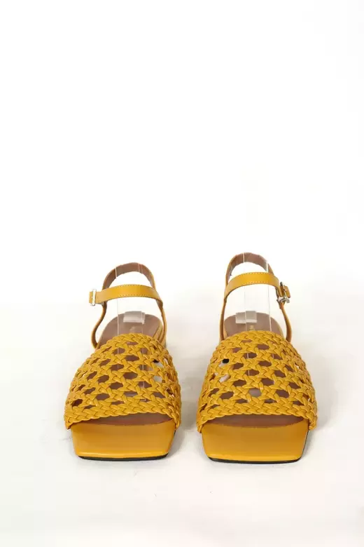 Kadın Bej Alçak Topuklu Örgülü Sandalet