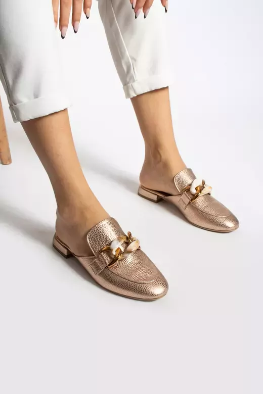Kadın Altın Deri Aksesuar Detaylı Terlik