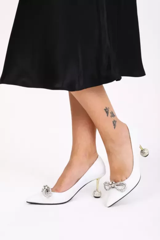 Kadın Beyaz Deri Topuk Ve Aksesuar Detaylı