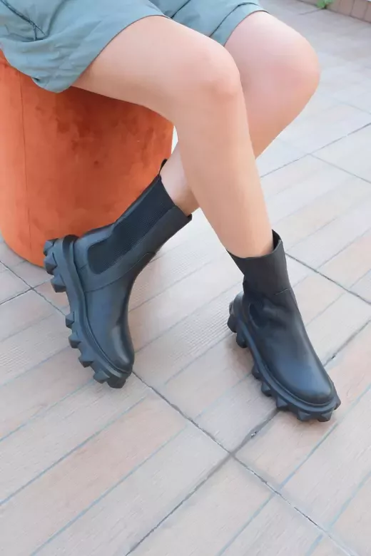 Kadın Siyah Deri Taban Detaylı Bot