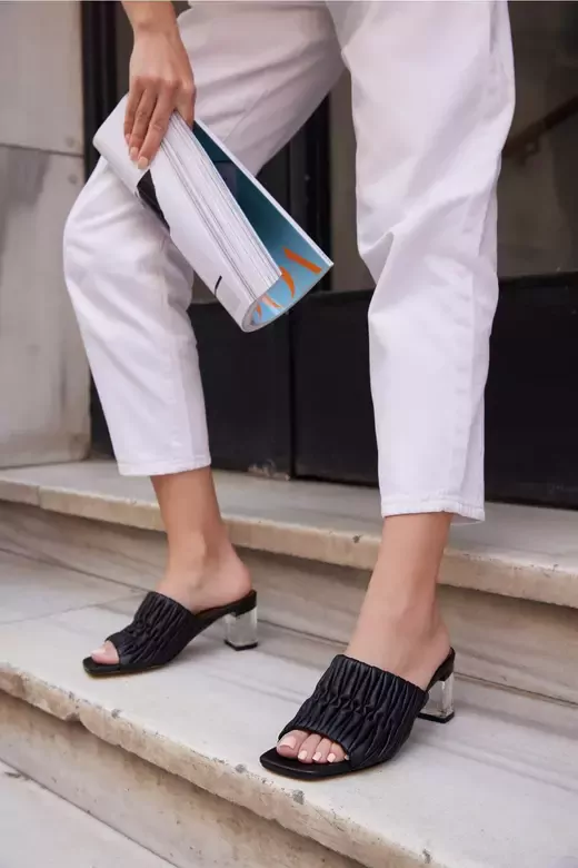 Kadın Koyu Krem Hakiki Deri Topuk Detaylı Terlik