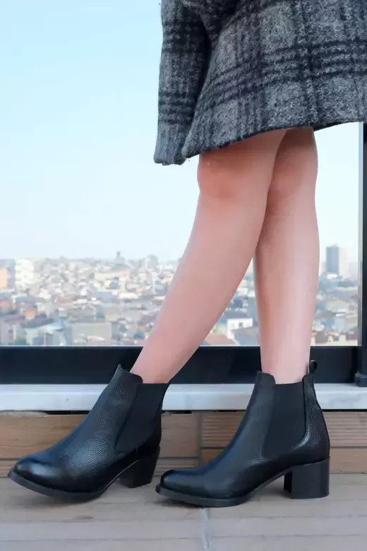 Kadın Siyah Hakiki Deri Lastik Detaylı Bot
