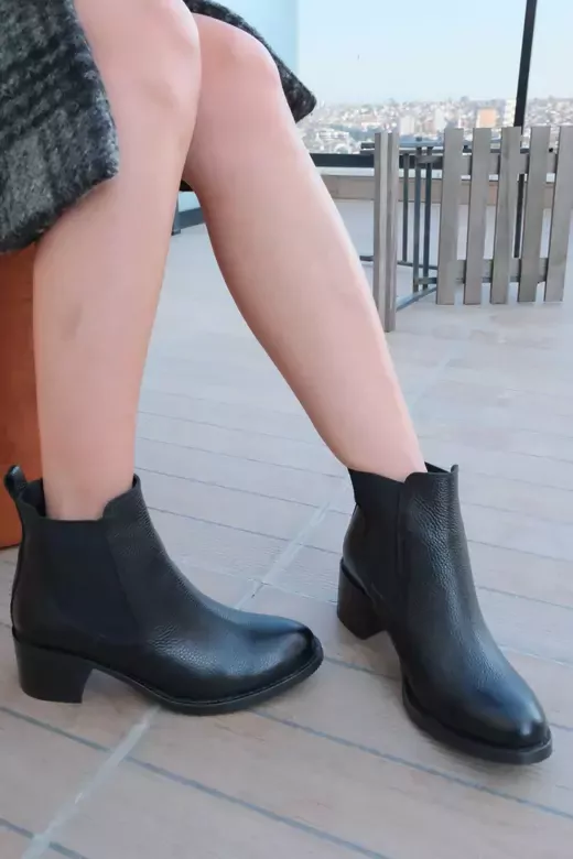 Kadın Siyah Hakiki Deri Lastik Detaylı Bot