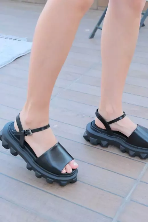 Kadın Siyah Hakiki Deri Piramit Taban Sandalet