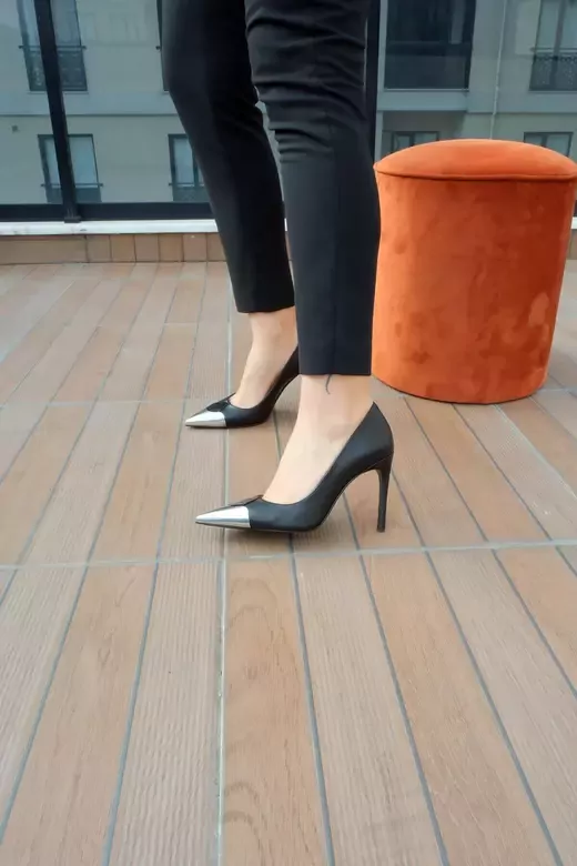 Kadın Siyah Deri Burun Tokalı Stiletto