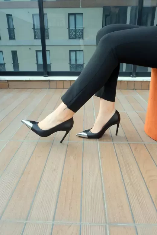 Kadın Siyah Deri Burun Tokalı Stiletto