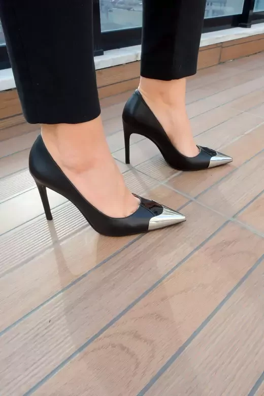 Kadın Siyah Deri Burun Tokalı Stiletto