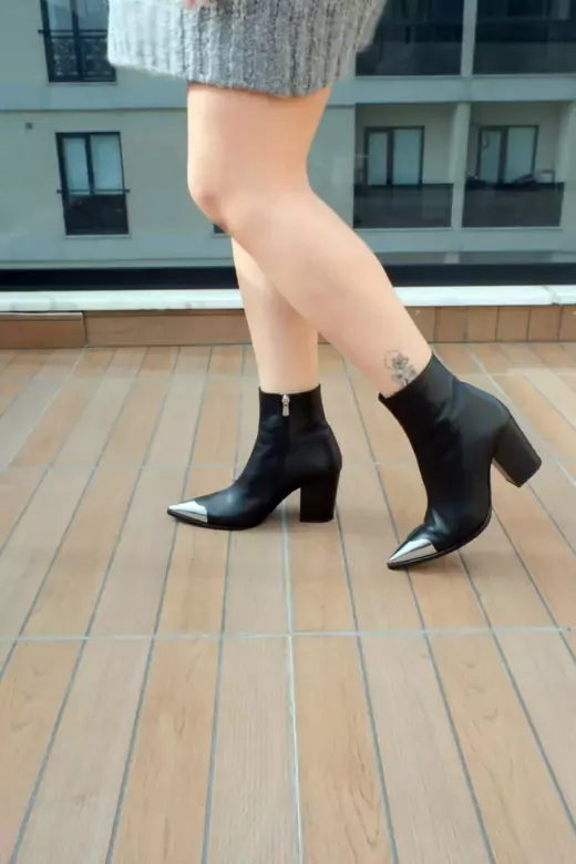 Kadın Siyah Deri Burun Tokalı Bot