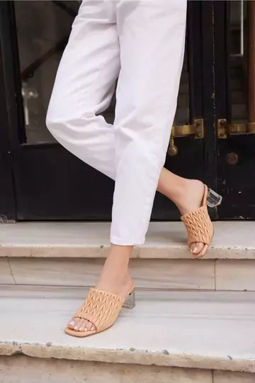 Kadın Koyu Krem Hakiki Deri Topuk Detaylı Terlik