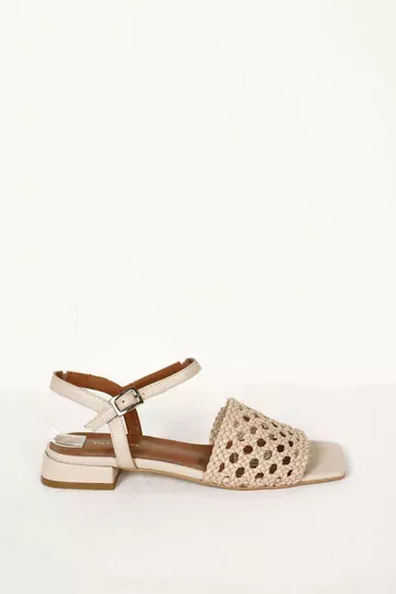 Kadın Bej Alçak Topuklu Örgülü Sandalet