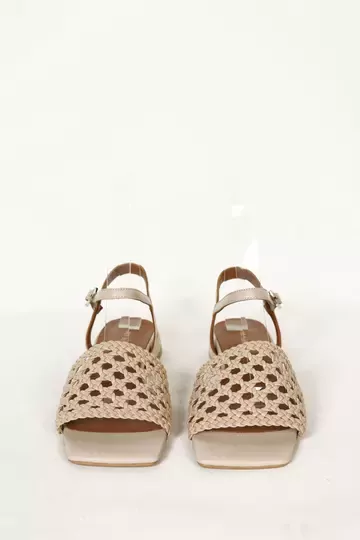 Kadın Bej Alçak Topuklu Örgülü Sandalet