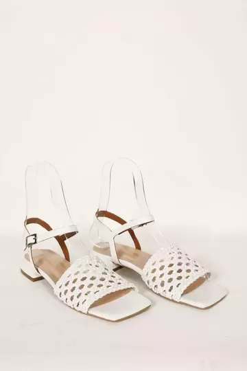 Kadın Bej Alçak Topuklu Örgülü Sandalet