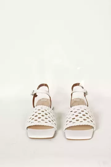 Kadın Bej Alçak Topuklu Örgülü Sandalet