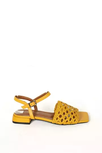 Kadın Bej Alçak Topuklu Örgülü Sandalet