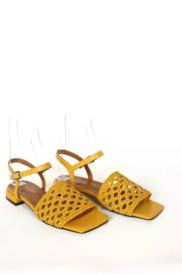 Kadın Bej Alçak Topuklu Örgülü Sandalet