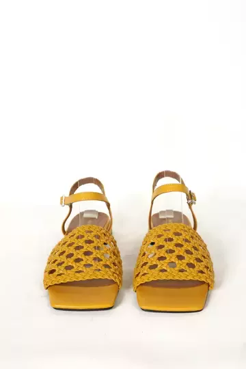 Kadın Bej Alçak Topuklu Örgülü Sandalet