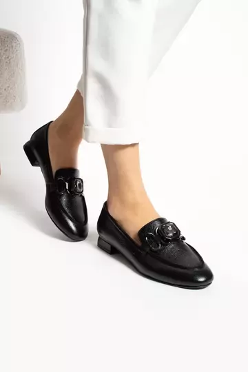Kadın Siyah Deri Aksesuar Detaylı Ayakkabı