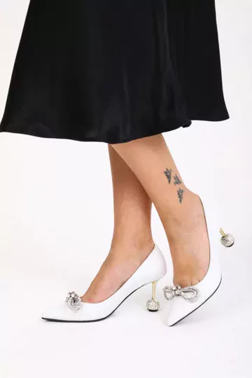 Kadın Beyaz Deri Topuk Ve Aksesuar Detaylı