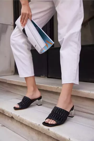 Kadın Koyu Krem Hakiki Deri Topuk Detaylı Terlik