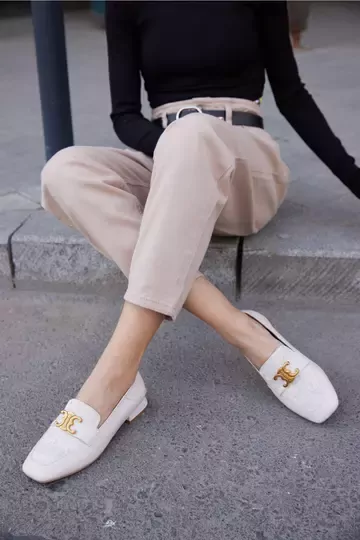 Kadın Krem Deri Aksesuar Detaylı Klasik Ayakkabı