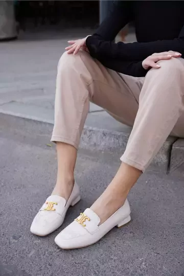 Kadın Krem Deri Aksesuar Detaylı Klasik Ayakkabı