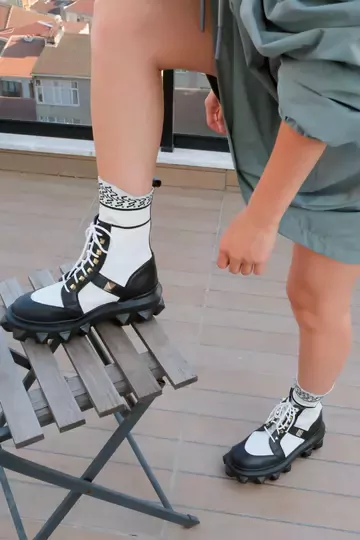 Kadın Siyah Beyaz Hakiki Deri Bot