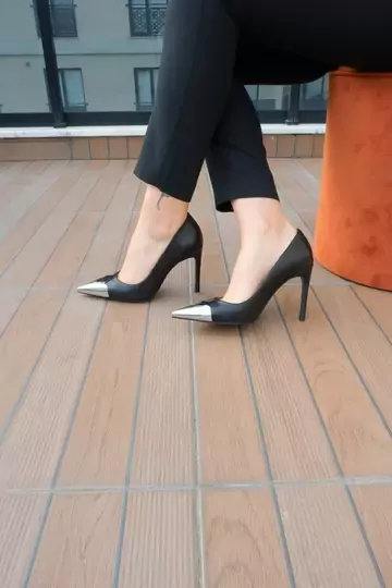 Kadın Siyah Deri Burun Tokalı Stiletto