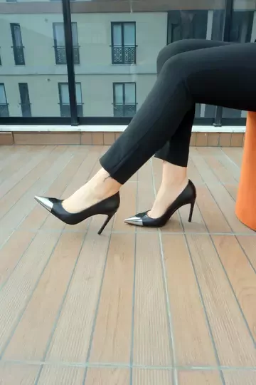Kadın Siyah Deri Burun Tokalı Stiletto