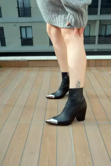 Kadın Siyah Deri Burun Tokalı Bot