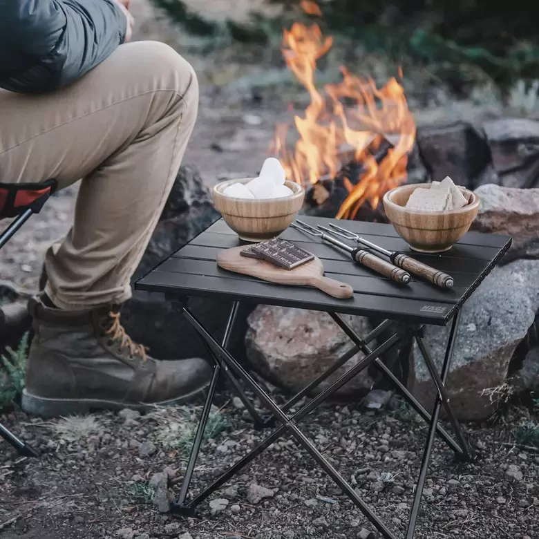 HAEGS Full Alüminyum Katlanır Kamp Masası, Piknik, BBQ, Balıkçılık, Avcılık, Plaj, Hiking için Kolay Taşınabilir Kompakt Outdoor Ultra Hafif Kamp Masası Medium - Gümüş
